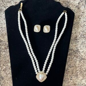 Elegant Pearl and Gold Jewelry Set